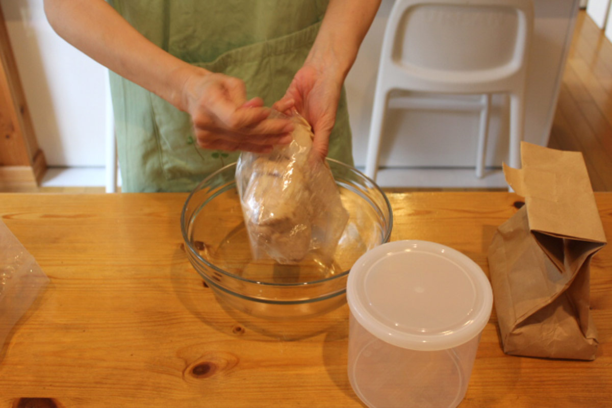 潰し大豆をボウルに入れる